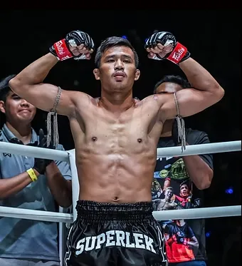 Muay Dtae kicker roundhouse kick Muay Thai technique