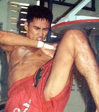 Muay Khao knee fighter clinch technique - Muay Thai style